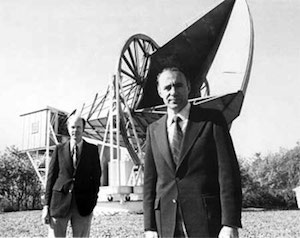 Photo of Arno Penzias and Robert Wilson in front of the Homdel Horn telescope