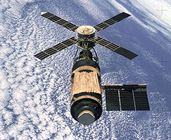 Photo of the Skylab Orbital Workshop with Earth as the backdrop.