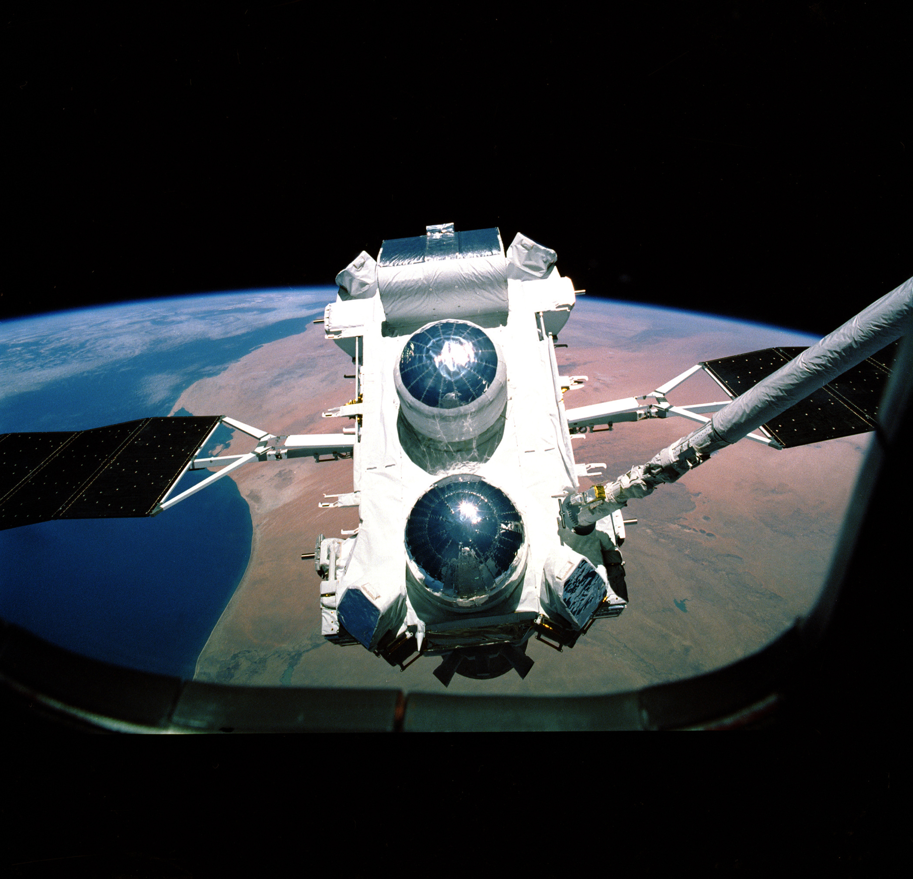 Deployment of CGRO by STS 37